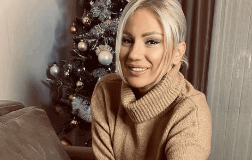 'DOBRO JE DA SI DOŠLA, JELKA SE ONESVESTILA': <span style='color:red;'><b>Ana Kokić</b></span> zatekla POLOMLJENE UKRASE i dva KRIVCA (FOTO)